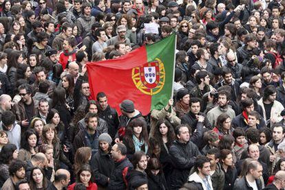 Miles de jóvenes se manifiestan en Lisboa.