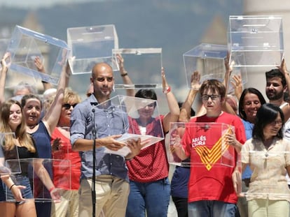 Pep Guardiola, amb una urna, ha demanat el vot.