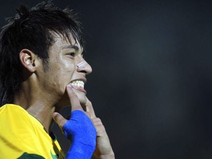 Neymar celebra uno de sus goles ante China.