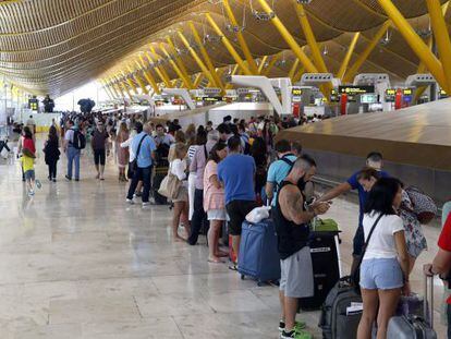 Viajeros en la zona de salidas de la T4 en el aeropuerto de Barajas