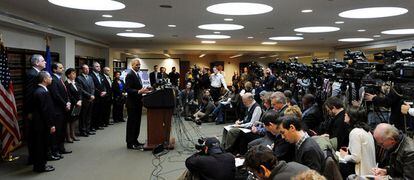 El fiscal general de EEUU, Eric Holder, durante la rueda de prensa que ha tenido lugar en Brooklyn, Nueva York, y en la que ha informado de las acusaciones e identidades de los 91 mafiosos detenidos en Nueva York y Nueva Jersey.