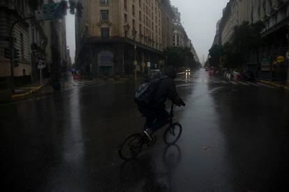 Un hombre en bicicleta frente al Obelisco en Buenos Aires durante el apagón.
