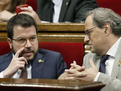 Pere Aragonès y el presidente de la Generalitat, Quim Torra, en el Parlament.
 
