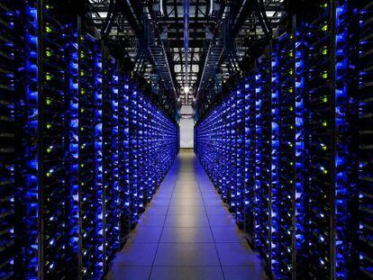 Una cantidad creciente de la vida de las personas se desarrolla en la red y se guarda en enormes centros de datos como este de Google.