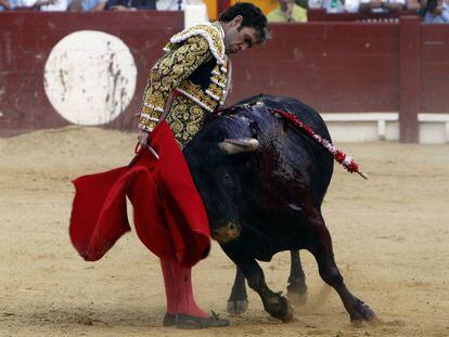 José Tomás da un pase a su segundo toro, al que cortó dos orejas.