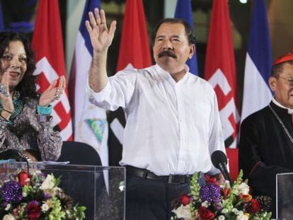 El presidente nicaragüense Daniel Ortega (centro).