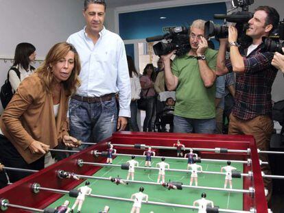 La presidenta del PPC, Alicia S&aacute;nchez Camacho, juega al futbol&iacute;n ante Albiol este jueves en una ludoteca de Barcelona.