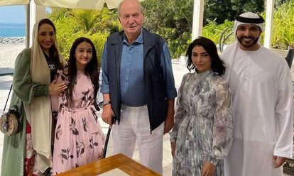 El rey emérito en Abu Dabi, durante un almuerzo con el piloto Khaled Al Qubaisi, sus hijas Amna y Hamda, también pilotos, y su esposa.