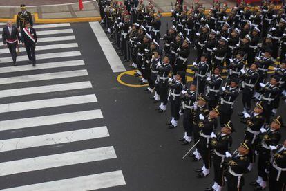 Ollanta Humala pasa revista a las tropas en el desfile del D&iacute;a de la Independencia de Per&uacute; en Lima, el 29 de julio.