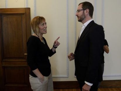 La portavoz de EH Bildu de Vitoria, Miren Larrion, en enero de 2019, conversa con el exalcalde de la capital alavesa del PP, Javier Maroto.