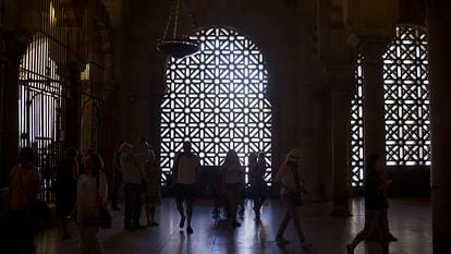 En el centro la celosía que realizó el arquitecto Rafael de la Hoz en 1972 vistas desde dentro de la Mezquita-Catedral de Córdoba en 2016, antes de ser desmantelada.