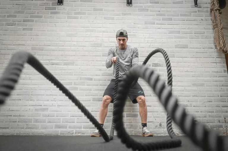 Maverick Viñales, piloto del Movistar Yamaha, se entrena en el gimnasio de su casa.
