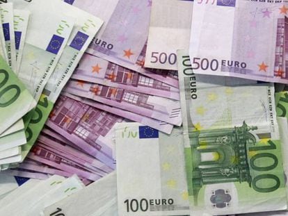 Billetes de 100 y 500 euros.