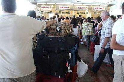 Largas colas de viajeros frente a los mostradores de Ibera en El Prat.