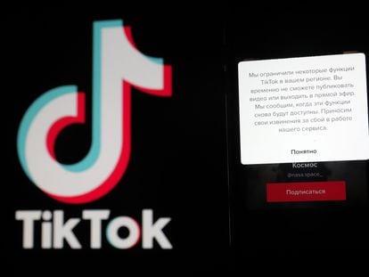 Un mensaje de TikTok anunciando a los usuarios en Rusia la restricción del servicio, el 8 de marzo.