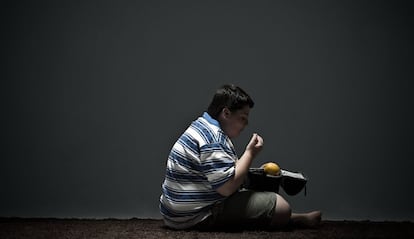 Un niño come su almuerzo.