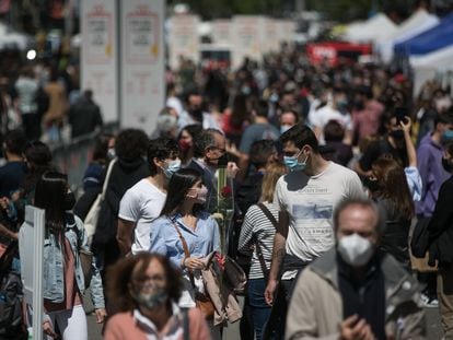 Paradas de libros en el paseo de Gracia, el 23 de abril de 2021.