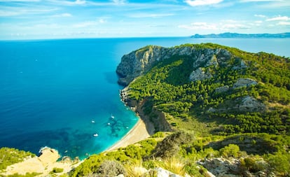 Vista de la cala de Coll Baix y el cabo Pinar, cercanos a Alcúdia (Mallorca).