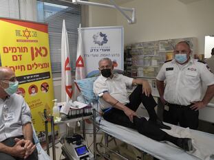 Benjamín Netanyahu, en el centro, dona sangre para los heridos en la avalancha durante un acto religioso, el viernes en Jerusalén.