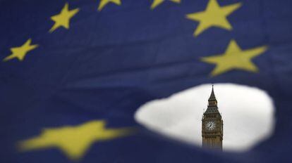 El Big Ben (Londres) visto por un roto en una bandera de la Uni&oacute;n Europea.