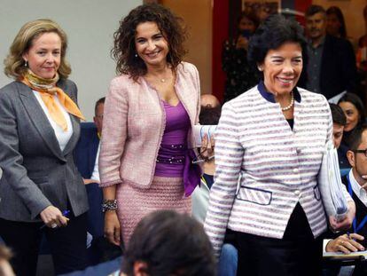 Desde la izquierda, las ministra de Economía, Nadia Calviño; la de Hacienda, María Jesús Montero; y la ministra portavoz, Isabel Celaá, este lunes en Moncloa. En vídeo, declaraciones de Calviño.
