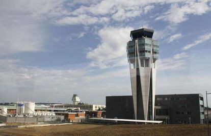 Imagen de la nueva terminal de Lavacolla, al fondo pueden verse la viejas instalaciones.