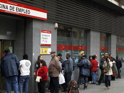 Cola de parados ante una Oficina de Empleo (antes Inem) en Madrid.