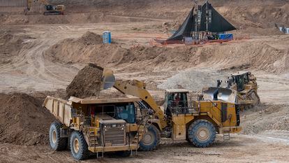 Maquinaria trabaja en la mina El Pinabete, en Sabinas, Coahuila, el 8 de diciembre.