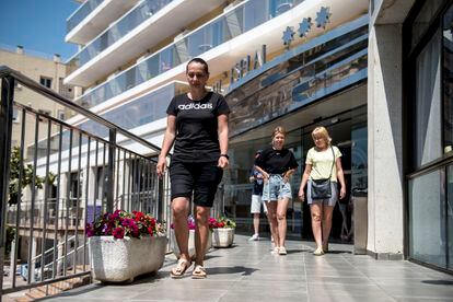 Ciudadanas ucranianas salen del hotel de Calella (Barcelona) en el que viven como refugiadas.