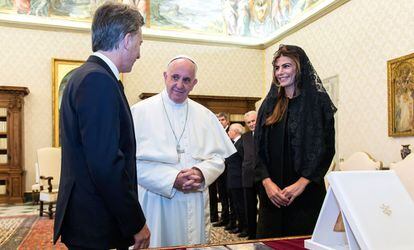 El Papa junto al presidente argentino, Mauricio Macri, y su mujer, Juliana Awada, el 27 de febrero en el Vaticano.