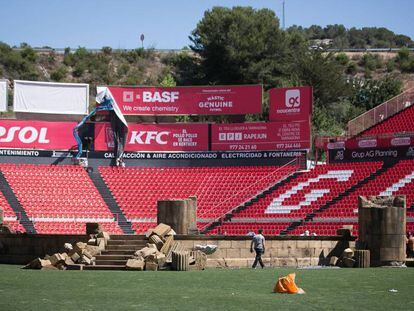 Preparativos para la ceremonia de inuguración en el estadio del Nàstic.