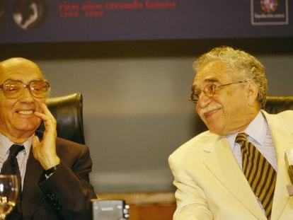 José Saramago y Gabriel García Márquez en el Foro de la Sociedad General de Autores (SGAE) sobre 'La fuerza de la creación iberoamericana', en 1999, donde el colombiano leyó un fragmento de 'En agosto nos vemos'.