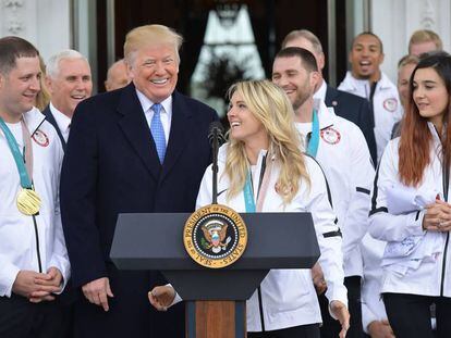El presidente Donald Trump, con la medallista olímpica Amanda Kessel,  en la Casa Blanca.