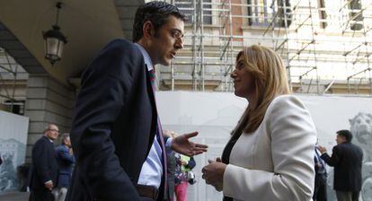 Eduardo Madina y Susana Díaz conversan en el patio del Congreso en junio de 1013.