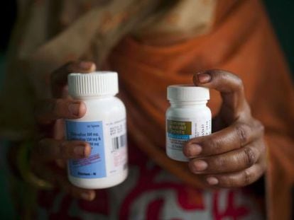 Una mujer en India muestra su tratamiento antirretroviral contra el VIH-Sida.