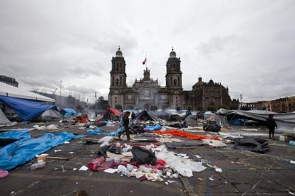 Aspecto del Zócalo de la Ciudad de México tras el desalojo.