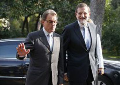 El presidente del Gobierno, Mariano Rajoy, junto al presidente de la Generalitat de Catalu&ntilde;a, Artur Mas, antes de la inauguraci&oacute;n del Foro Econ&oacute;mico Mediterr&aacute;neo.  