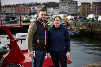 Cultivadores de ostra. Beatriz Estévez (41) y José Antonio Estévez en el puerto de O Grove, Pontevedra/ ÓSCAR CORRAL (EL PAÍS).