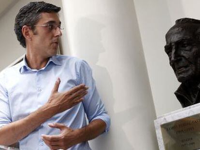 Eduardo Madina present&oacute; su candidatura a las primarias del PSOE junto al busto de Ram&oacute;n Rubial en el Senado.
