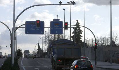 Semáforo con cámaras para multar en Madrid.