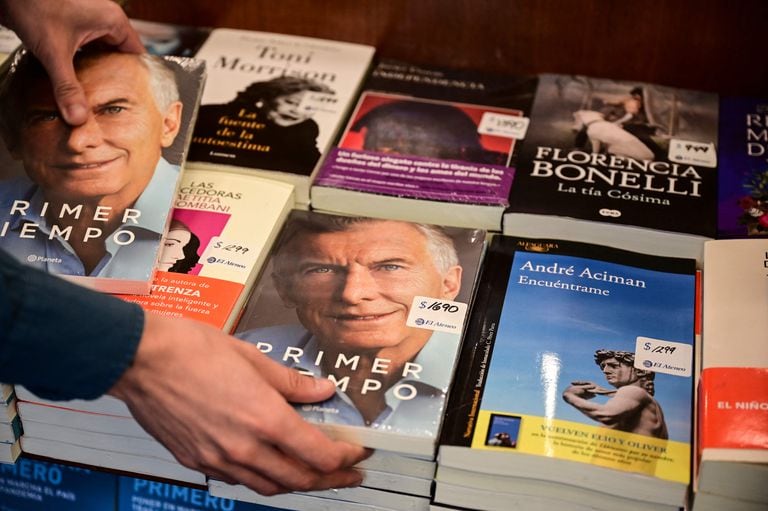 El libro 'Primer tiempo', del expresidente argentino Mauricio Macri, estará en exhibición en una librería de Buenos Aires el 17 de marzo de 2021.