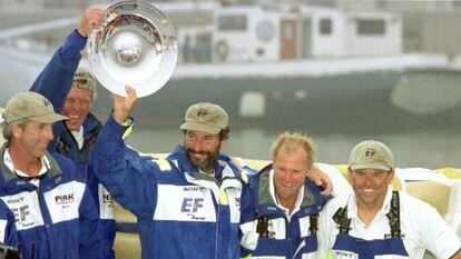 Paul Cayard (centro) y su tripulación del EF Language celebra su victoria tras ganar la primera etapa de la regata Whitbread.