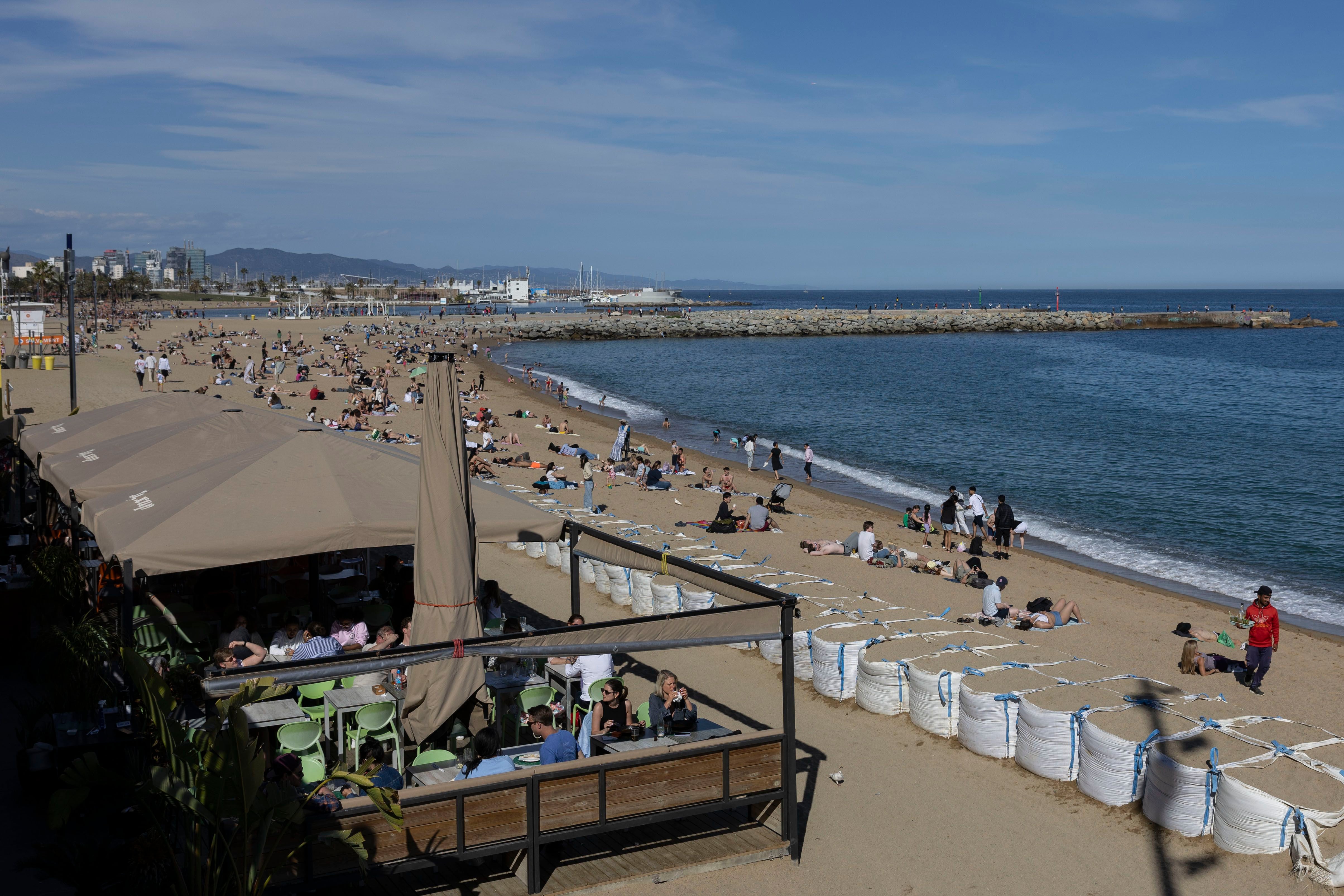 La falta de arena en las playas de Barcelona pone en riesgo la viabilidad de los chiringuitos