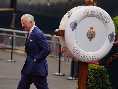 El rey Carlos III abandona el 'Britannia' después de su visita el 3 de julio de 2023, en Edimburgo.
