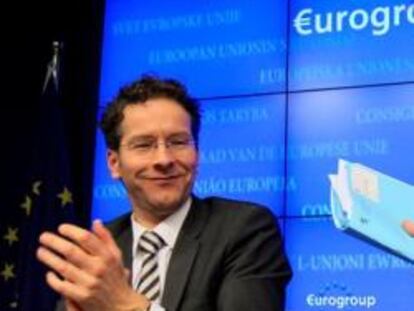 Jeroen Dijsselbloem, ministro holandés de Finanzas, nuevo presidente del Eurogrupo, aplaude al presidente saliente, Jean-Claude Juncker