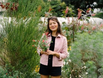 Masami Charlotte Lavault pasó de diseñar bolsos a cultivar flores en el barrio de Belleville, en París.