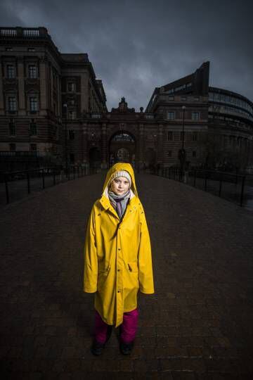 Greta Thunberg, activista sueca medioambiental de 16 anos, junto al parlamento sueco, en Estocolmo.