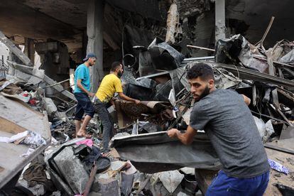 Búsqueda de supervivientes entre los escombros de un edificio derribado por un bombardeo israelí, en el campo de refugiados de Al Shatee, en Gaza.
