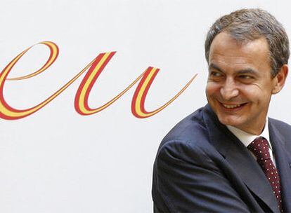 El presidente del Gobierno español, José Luis Rodríguez Zapatero, junto al logotipo de la presidencia española de la UE, ayer en Bruselas.