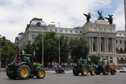 Farmers protest at the gates of the Ministry of Agriculture, in July 2021 in Madrid.